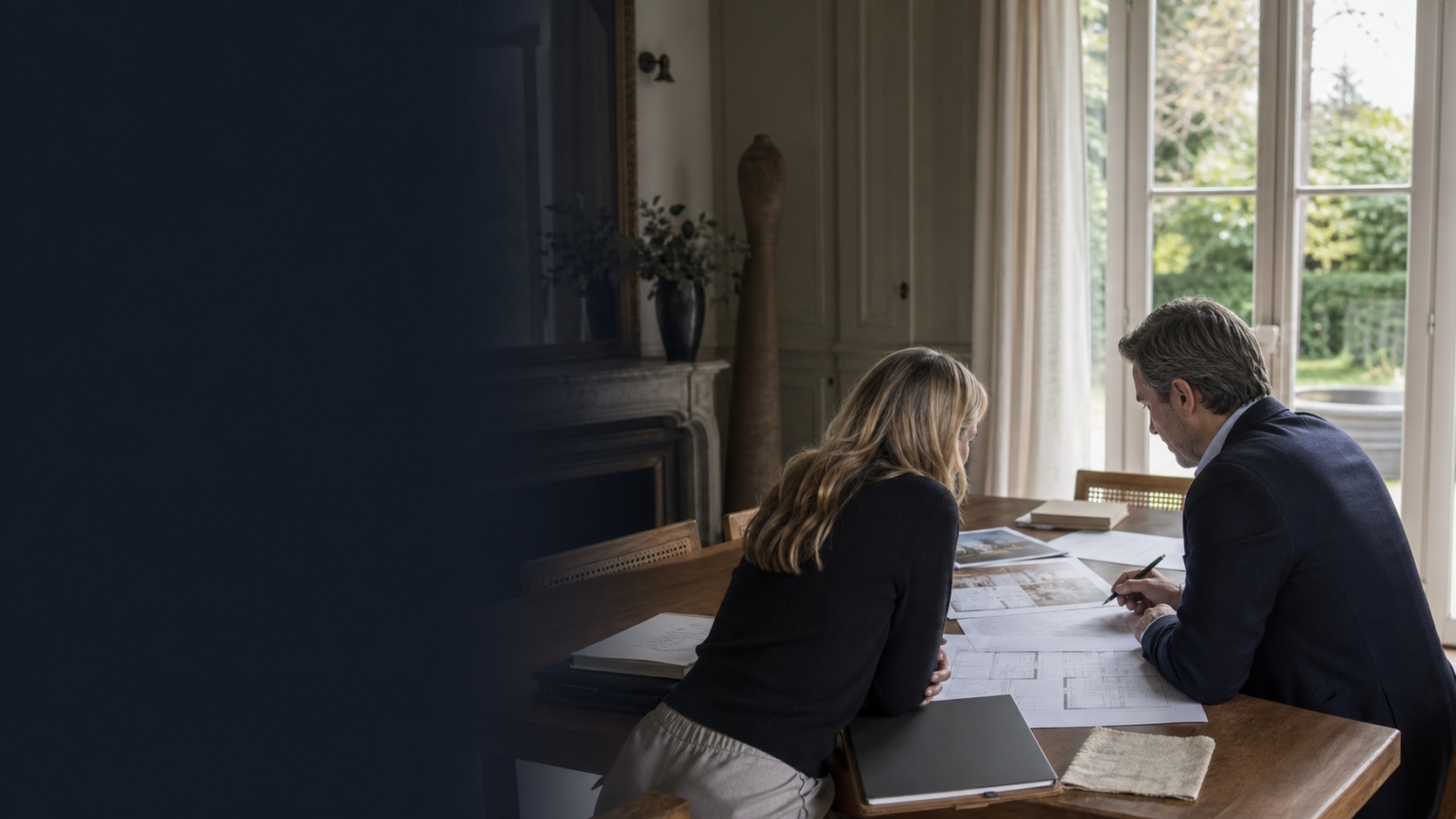 Expert immobilier échangeant avec une propriétaire au sujet de sa stratégie patrimoniale